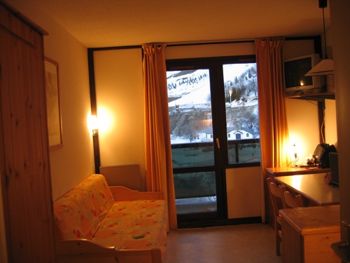 Location Chamrousse : Pièce à vivre avec coin salon et coin repas
