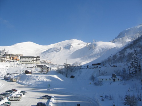 Location Chamrousse : Vue du balcon (station et pistes)