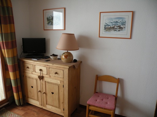 Location Valfréjus : Meuble style montagne avec TV + Lecteur DVD