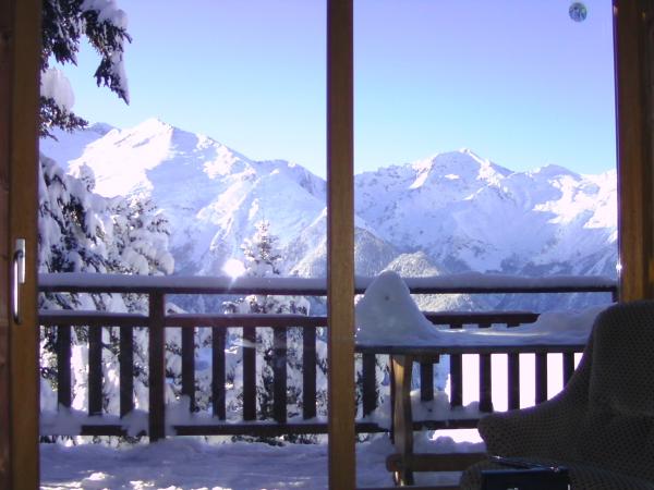 Location Guzet : Vue du séjour