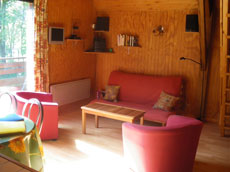Location Alpe d'Huez : coin salon avec TV et canap� BZ