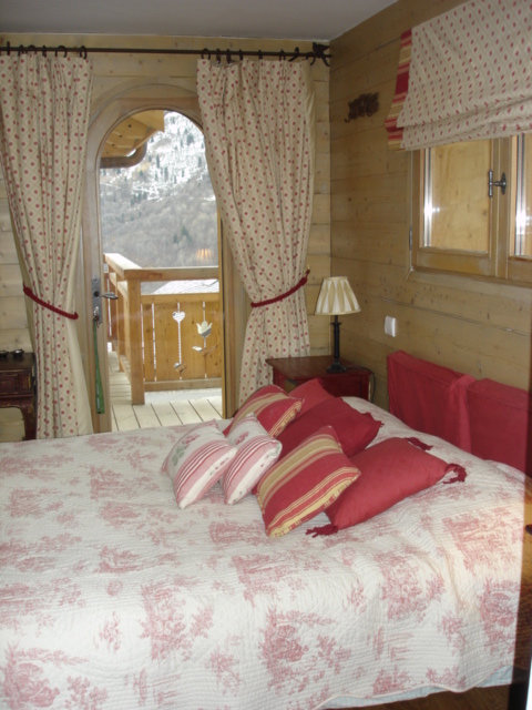 Location Meribel : chambre avec lit double donnant une le balcon, ave