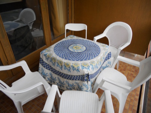 Location Le Corbier : salon de jardin sur balcon