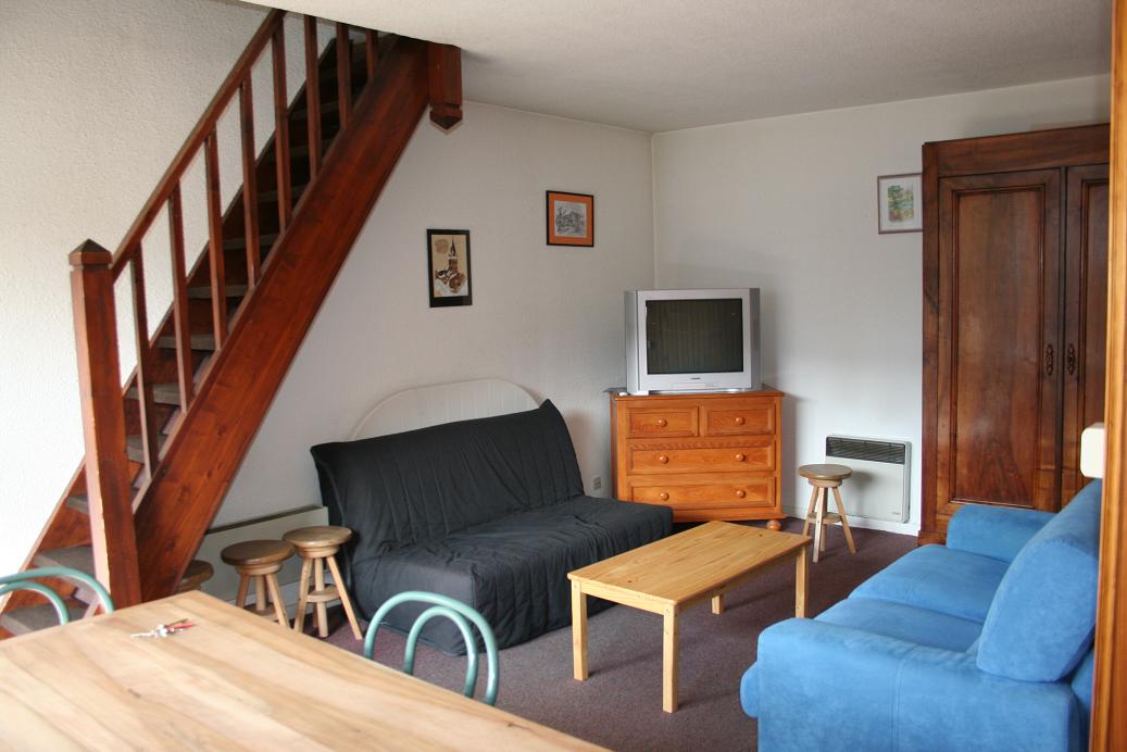 Location Meaudre : Séjour avec escalier vers étage