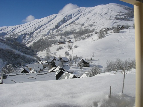 Location Saint Jean d'Arves : Une vue du chalet en hiver