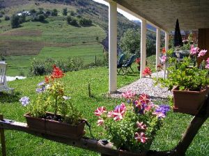 Location Saint Jean d'Arves : la terrasse et le jardin l'été