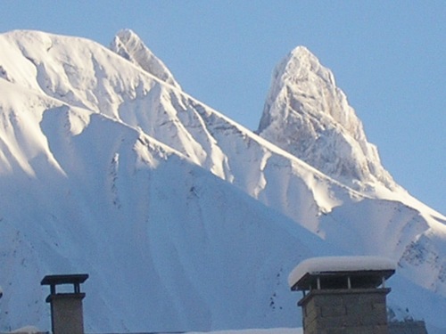 Location Saint Jean d'Arves : Une vue du chalet en hiver