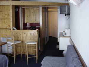Location Les Arcs : piece a vivre avec vue sur cuisine