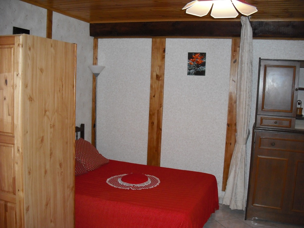 Location VALLOUISE : le coin chambre du studio