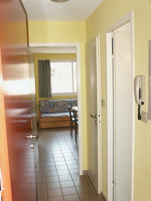 Location Brian�on : entr�e donnant sur les sanitaires et piece princip