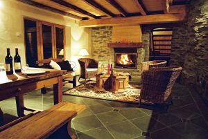 Location Val d'Isere : vaste salle de séjour avec cheminée